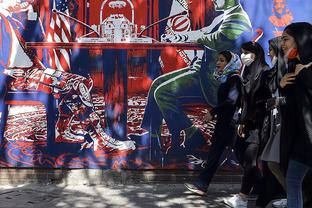 曼城晒对水晶宫海报：球迷们走进伊蒂哈德，三位名宿雕像出镜